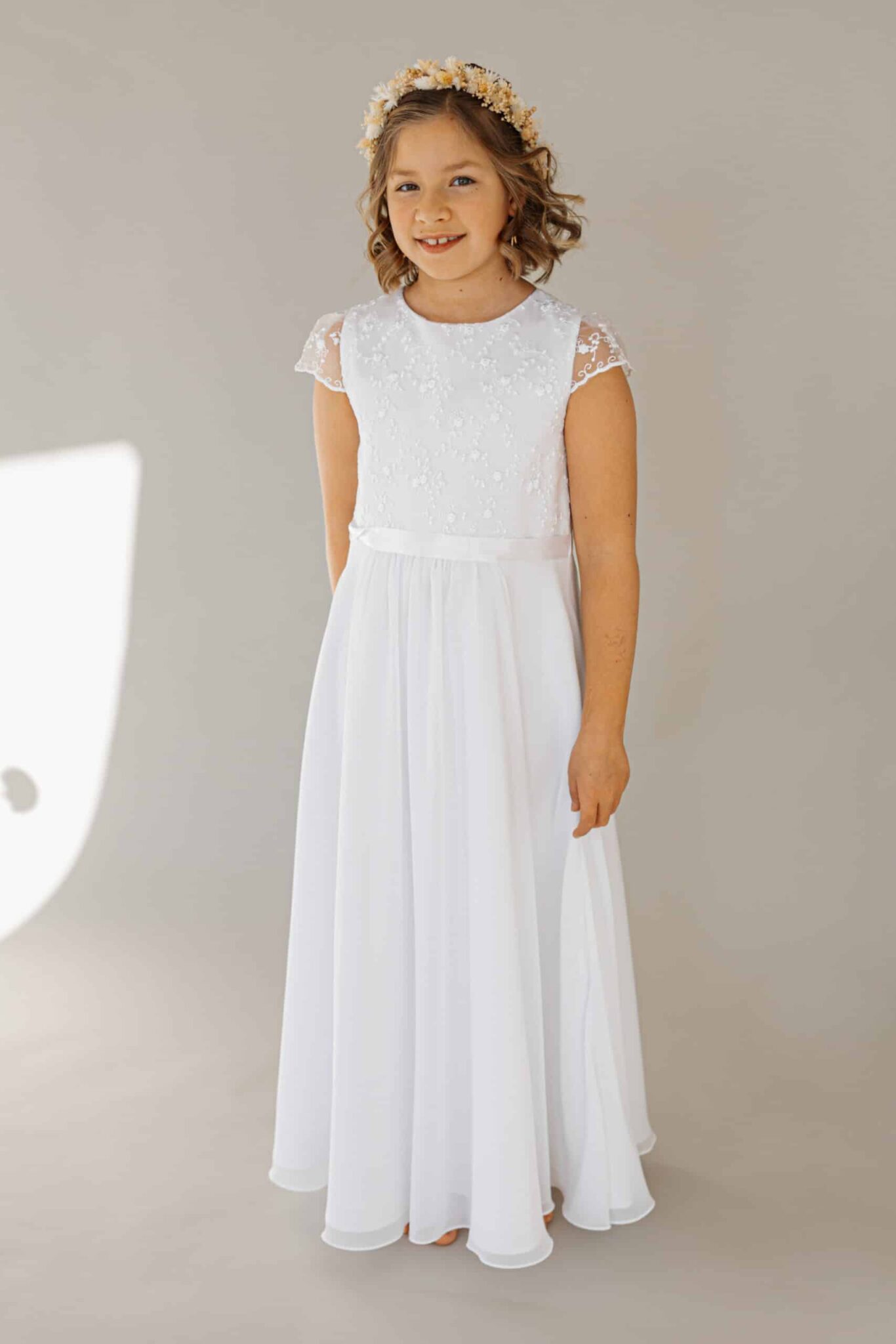 Kommunionkleid mit schlichtem Rock und Spitzenoberteil mit Ärmelchen