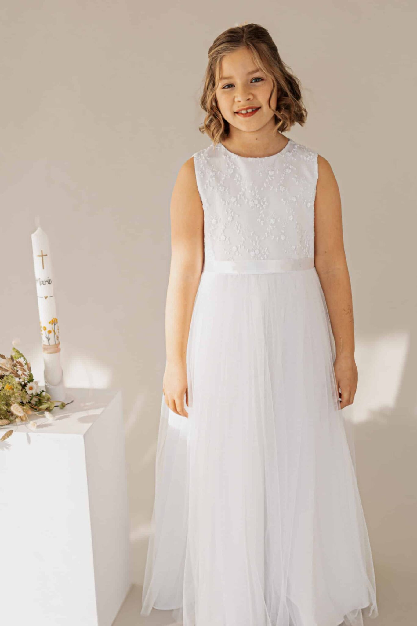 Kommunionkleid in ivory oder weiß mit zartem Spitzenoberteil